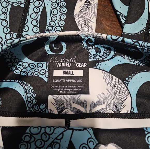 Constantly Varied Gear Kraken Skulls Capris - small - Picture 2 of 3